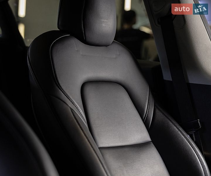 Седан Tesla Model 3 2022 в Чернівцях