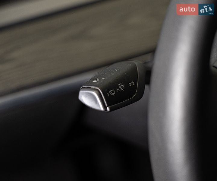 Седан Tesla Model 3 2022 в Чернівцях