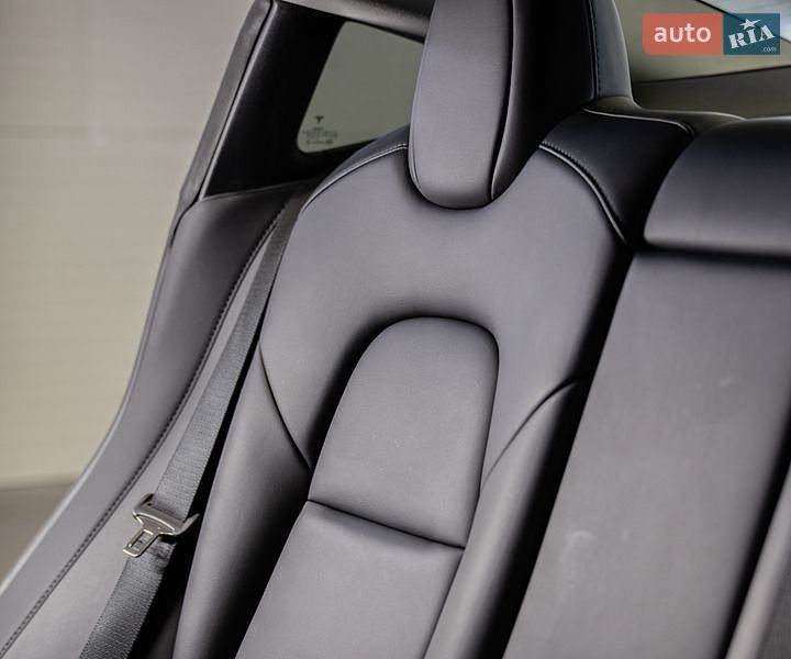 Седан Tesla Model 3 2022 в Чернівцях