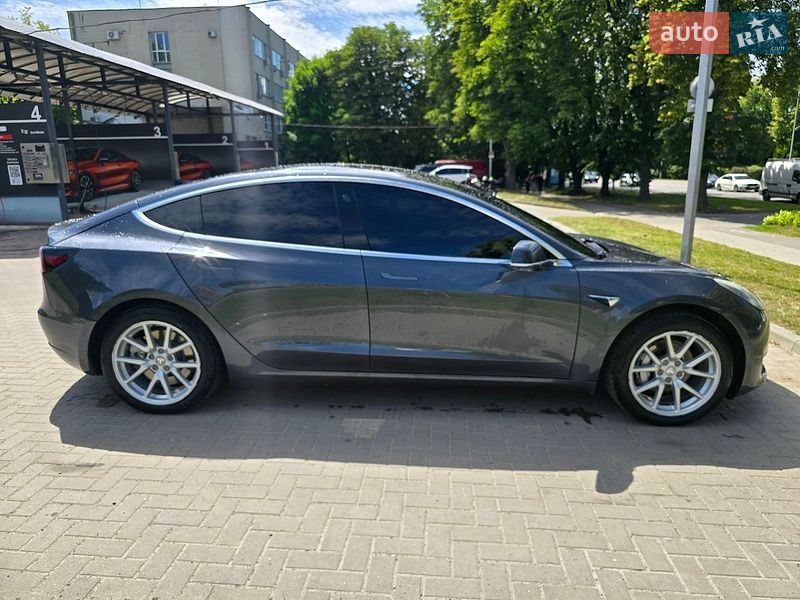 Седан Tesla Model 3 2017 в Львові