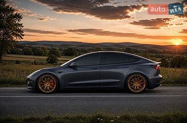 Седан Tesla Model 3 2023 в Черкассах