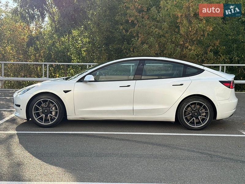 Седан Tesla Model 3 2021 в Києві