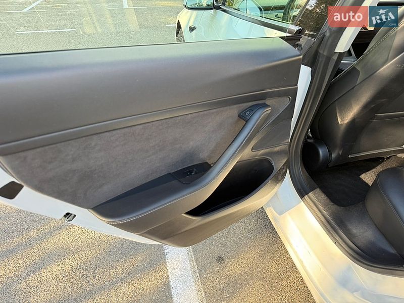 Седан Tesla Model 3 2021 в Києві