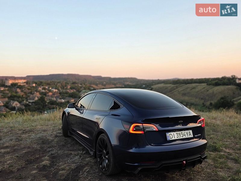 Седан Tesla Model 3 2023 в Кривом Роге