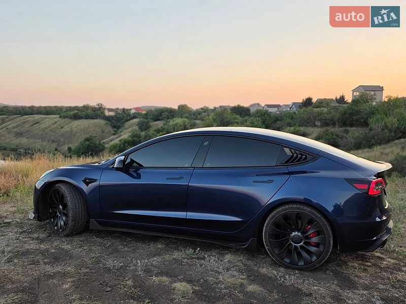 Седан Tesla Model 3 2023 в Кривом Роге