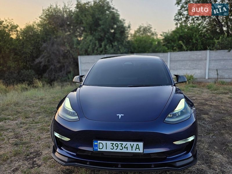 Седан Tesla Model 3 2023 в Кривом Роге