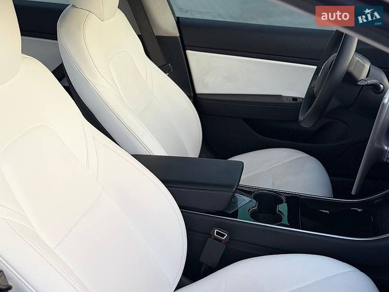 Седан Tesla Model 3 2018 в Вишневом