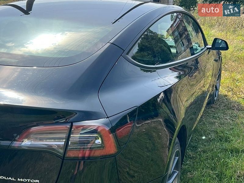 Седан Tesla Model 3 2021 в Волочиську
