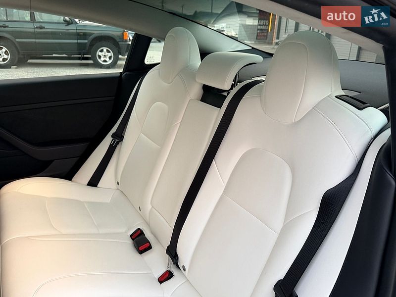 Седан Tesla Model 3 2024 в Дрогобыче