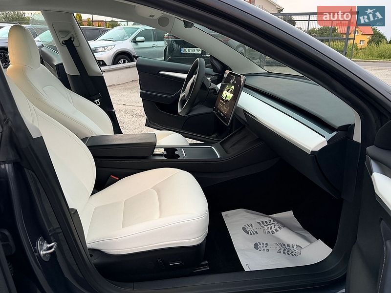 Седан Tesla Model 3 2024 в Дрогобыче