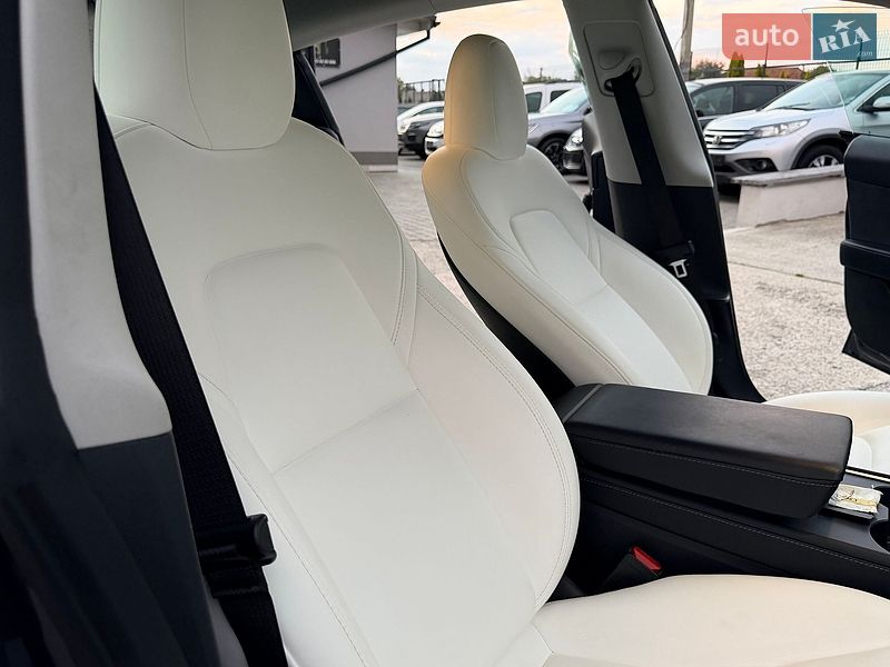 Седан Tesla Model 3 2024 в Дрогобыче