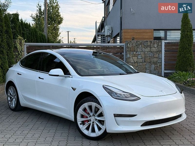 Tesla Model 3, фото з оголошення