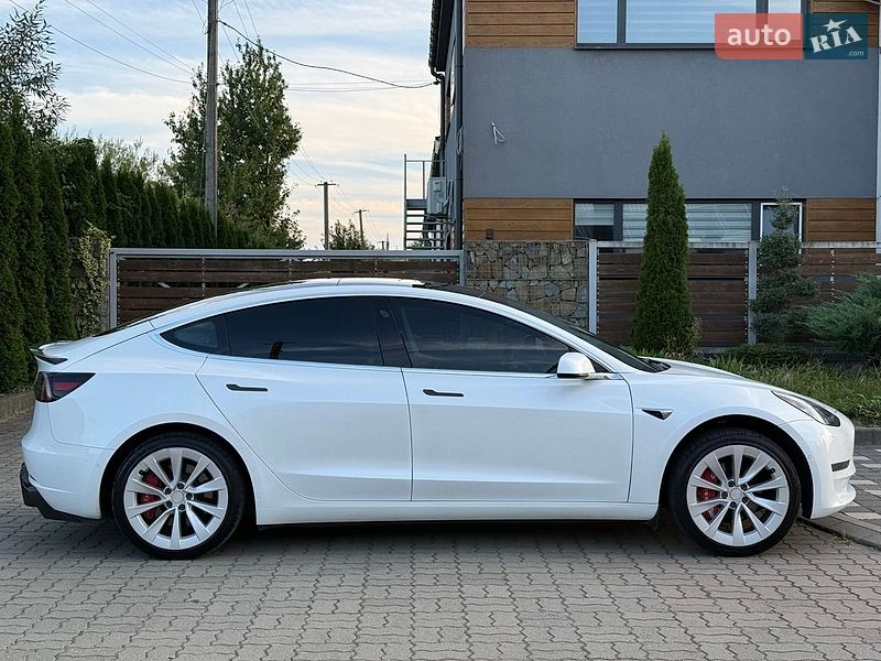 Седан Tesla Model 3 2020 в Стрые