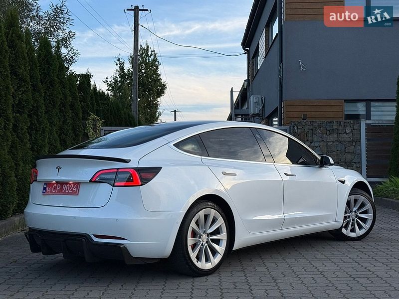 Седан Tesla Model 3 2020 в Стрые
