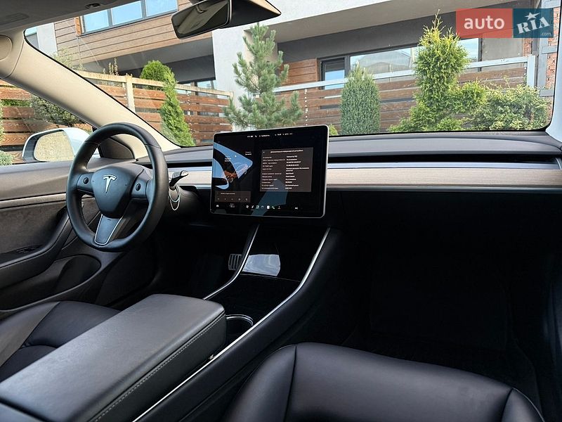 Седан Tesla Model 3 2020 в Стрые