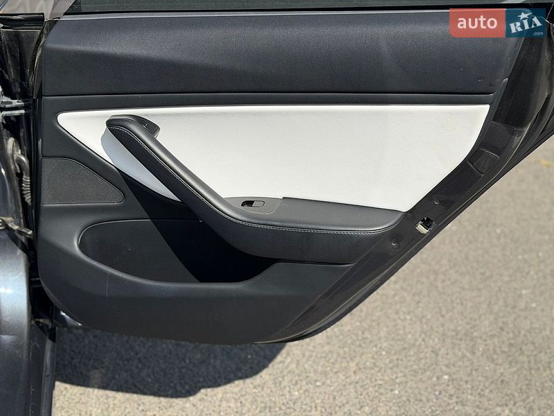 Седан Tesla Model 3 2018 в Киеве