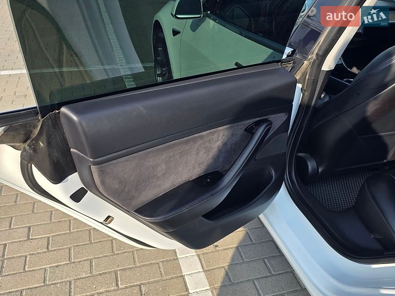 Седан Tesla Model 3 2020 в Дрогобичі
