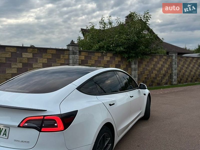 Седан Tesla Model 3 2023 в Житомирі