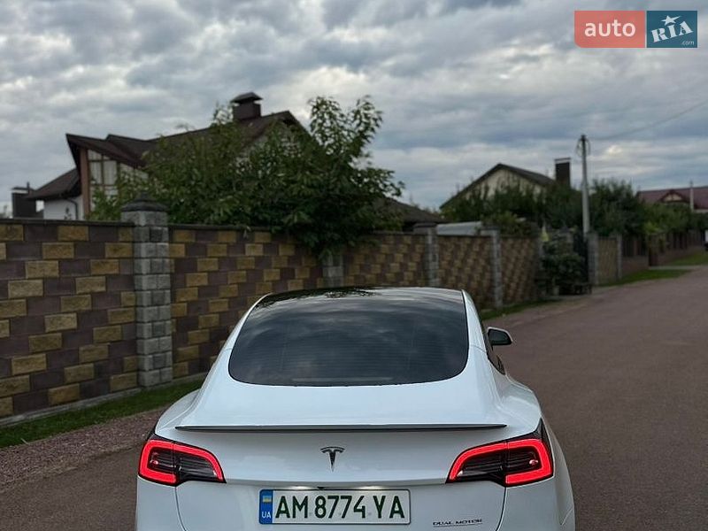Седан Tesla Model 3 2023 в Житомирі