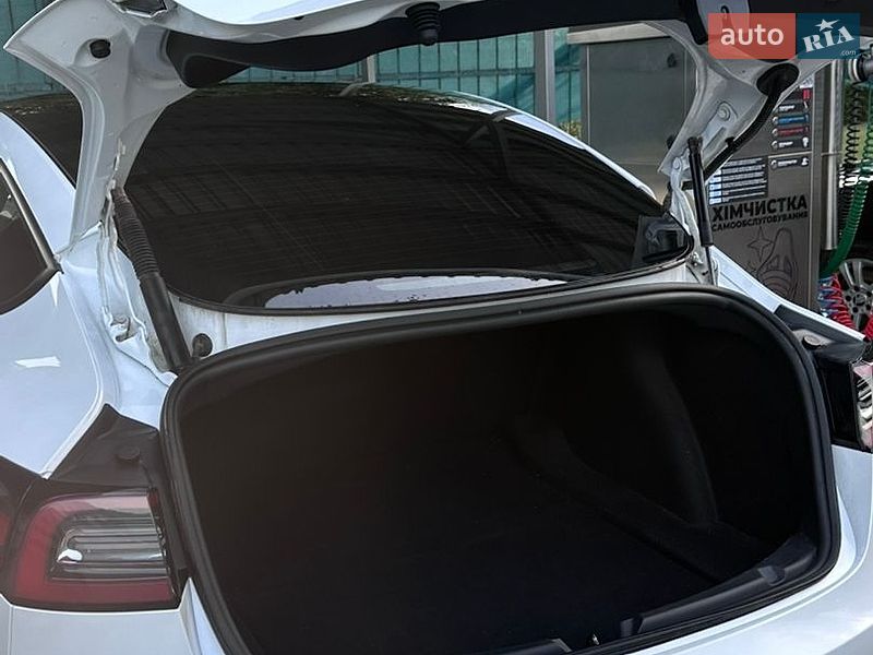 Седан Tesla Model 3 2023 в Житомирі