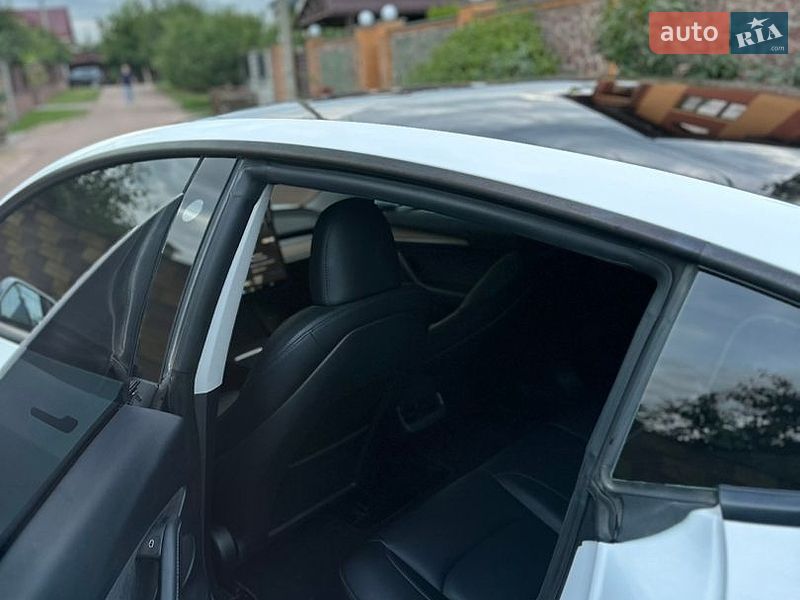 Седан Tesla Model 3 2023 в Житомирі