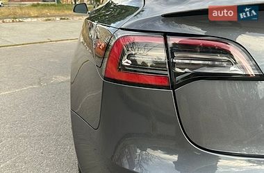 Седан Tesla Model 3 2018 в Звягеле