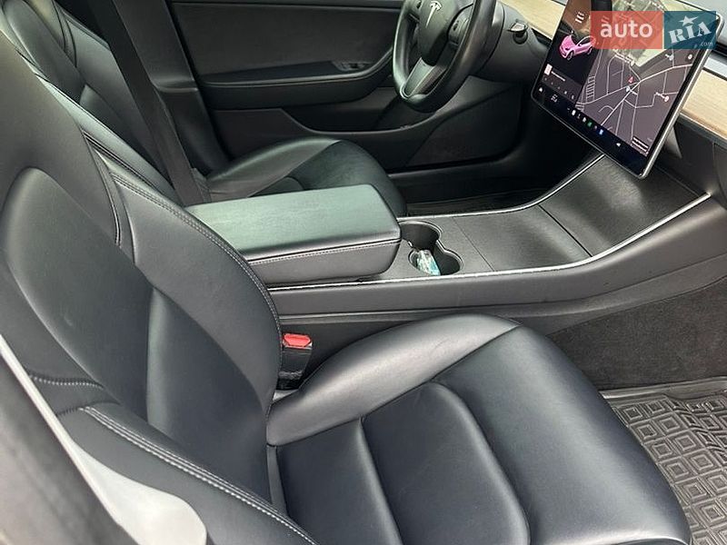 Седан Tesla Model 3 2018 в Звягеле