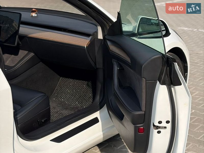 Седан Tesla Model 3 2022 в Киеве
