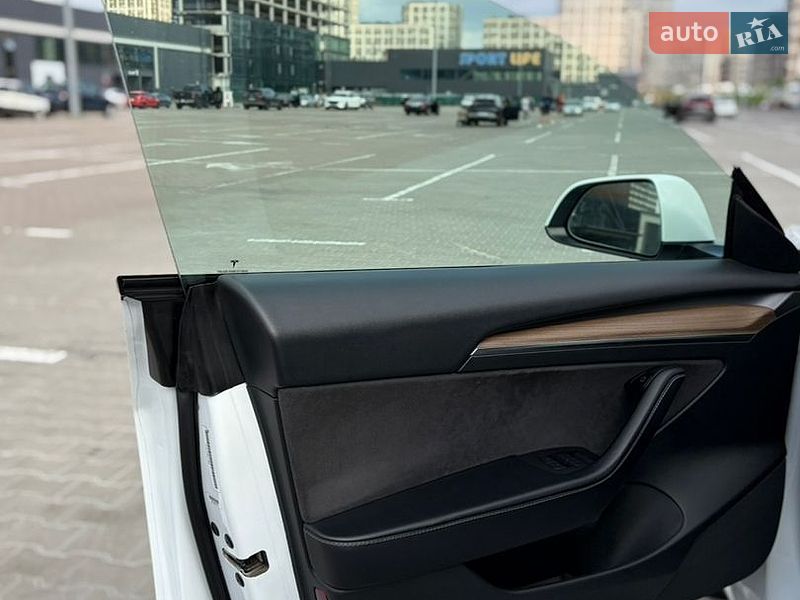 Седан Tesla Model 3 2022 в Киеве