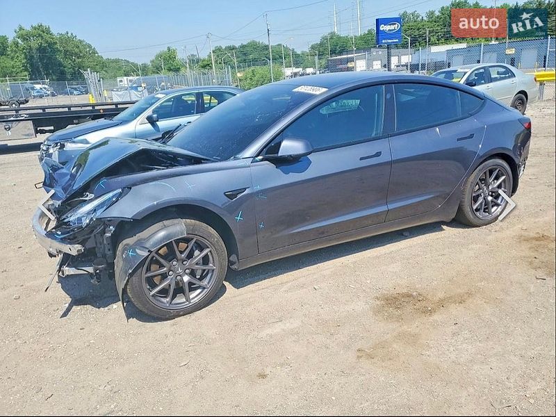 Tesla Model 3, photos from the listing