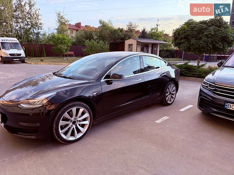Седан Tesla Model 3 2018 в Львове
