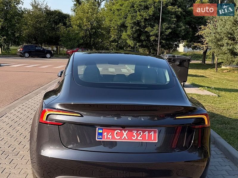 Седан Tesla Model 3 2025 в Калуше
