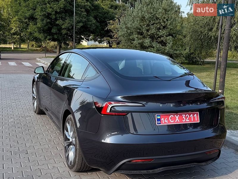 Седан Tesla Model 3 2025 в Калуше