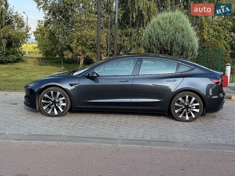 Седан Tesla Model 3 2025 в Калуше