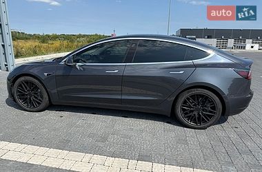 Седан Tesla Model 3 2018 в Львове