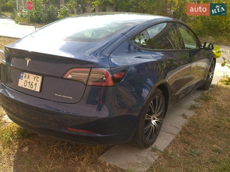 Седан Tesla Model 3 2021 в Киеве