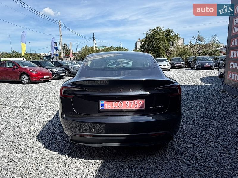 Седан Tesla Model 3 2025 в Стрию
