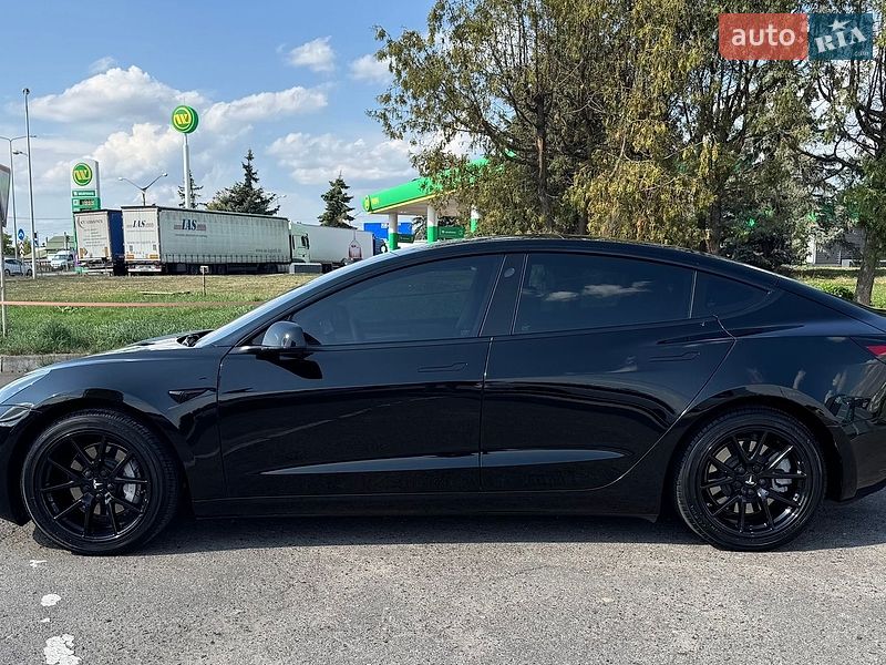 Седан Tesla Model 3 2023 в Львове