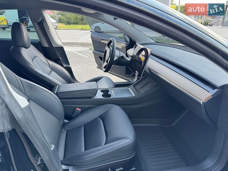 Седан Tesla Model 3 2023 в Львове