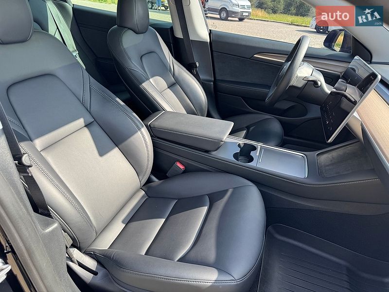 Седан Tesla Model 3 2023 в Львове