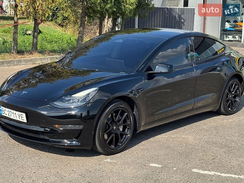Седан Tesla Model 3 2023 в Львове
