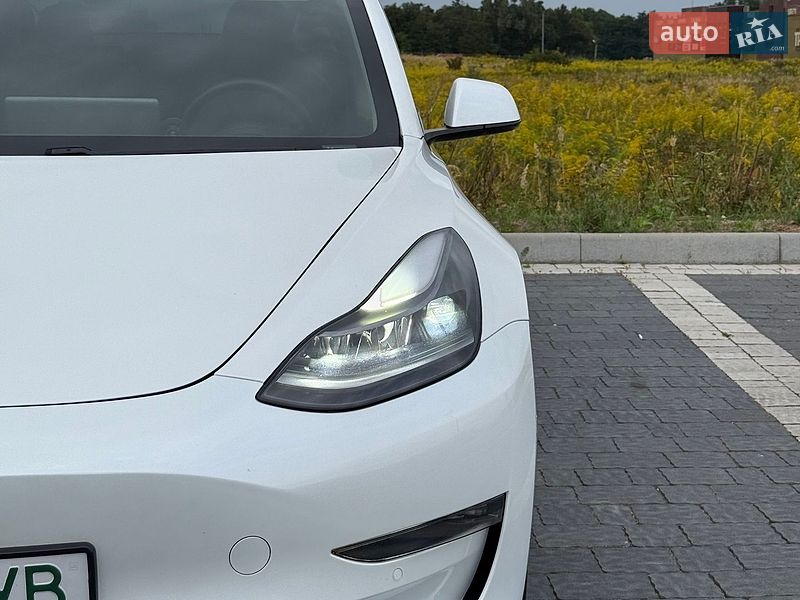 Седан Tesla Model 3 2021 в Львові