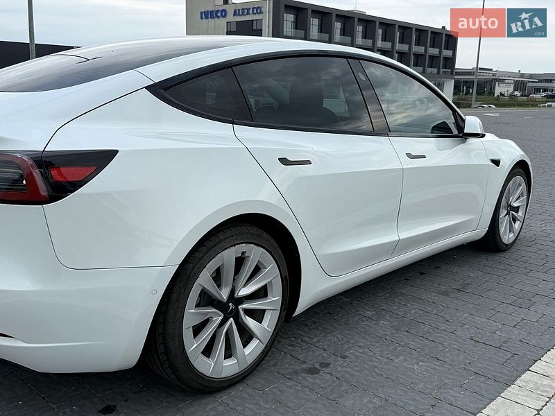 Седан Tesla Model 3 2021 в Львові