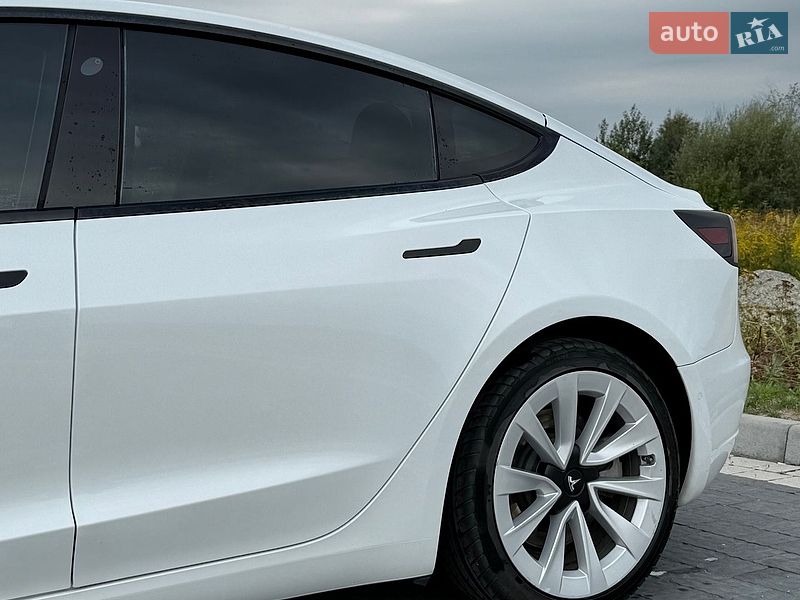 Седан Tesla Model 3 2021 в Львові