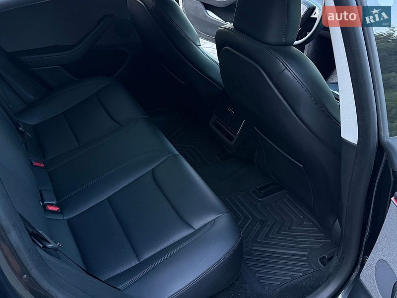 Седан Tesla Model 3 2024 в Львові