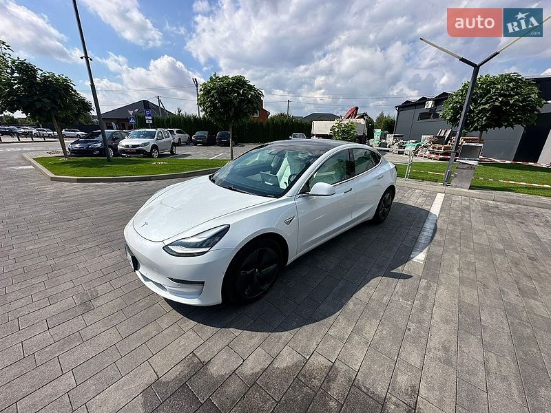 Седан Tesla Model 3 2019 в Луцке
