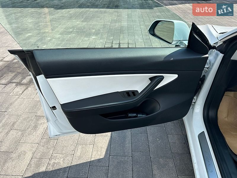 Седан Tesla Model 3 2019 в Луцке