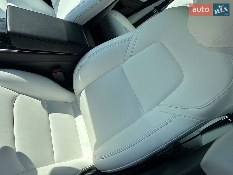 Седан Tesla Model 3 2019 в Луцке