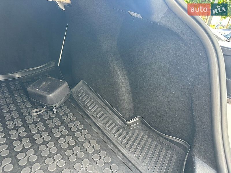 Седан Tesla Model 3 2019 в Луцке