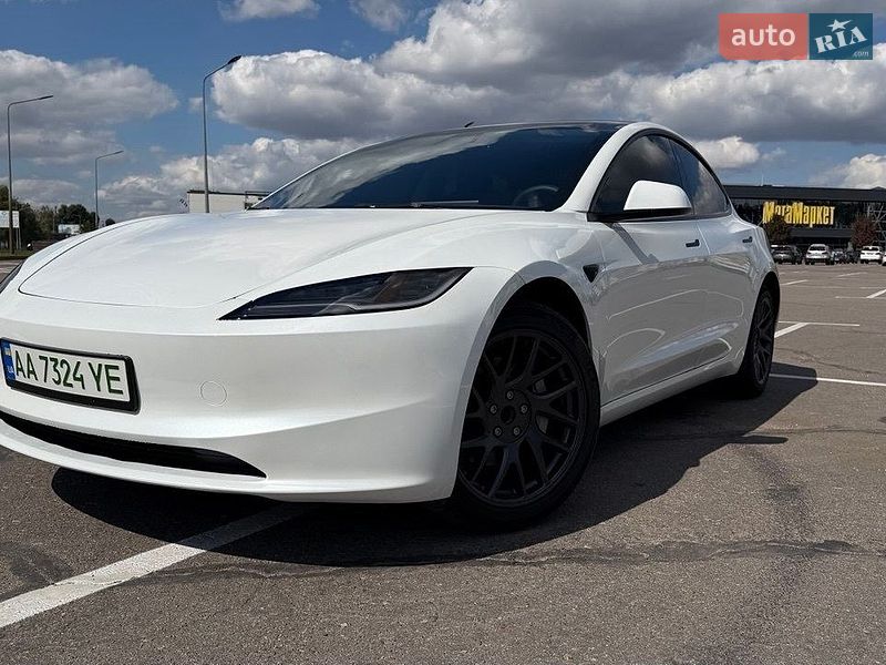 Седан Tesla Model 3 2025 в Киеве